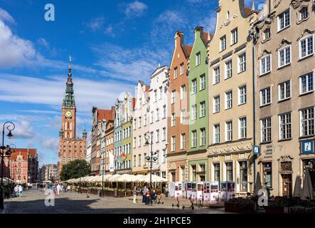 Gdansk, Polonia - 6 settembre 2020: Le facciate delle restaurate case patrizie Gdańsk nel lungo mercato Foto Stock