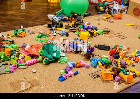 Giocattoli per bambini sul tappeto. Bardak nella camera per bambini. Foto Stock