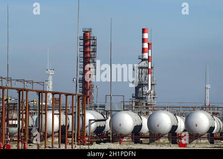 Cavalcavia caricamento di prodotti petroliferi e di immagazzinamento del combustibile delle navi. L'apparecchiatura presso la raffineria. Foto Stock