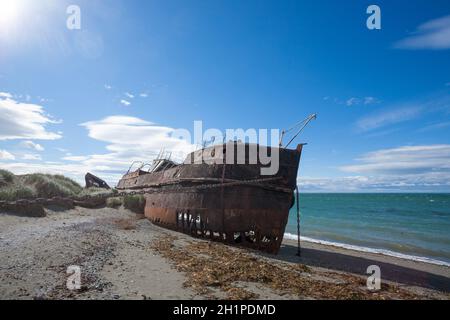 Wreckages su San Gregorio spiaggia, Cile sito storico. Spiaggiata navi Foto Stock