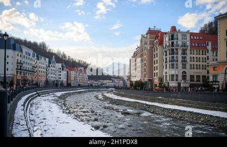 Sochi; Russia - 02 gennaio; 2021: Il fiume Mzymta nella località di Krasnaya Polyana. I turisti camminano lungo l'argine Foto Stock