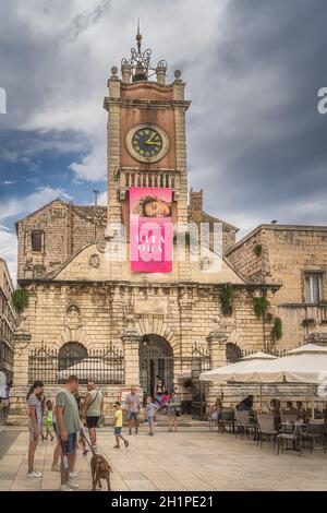 Zadar, Croazia, luglio 2019 Chiesa di San Lorenzo nella piazza della città vecchia con i turisti che si rilassano nel ristorante e birreria all'aperto Foto Stock