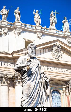 Particolare della statua di San Pietro situata di fronte all'ingresso della Cattedrale di San Pietro a Roma, Italia - Città del Vaticano Foto Stock