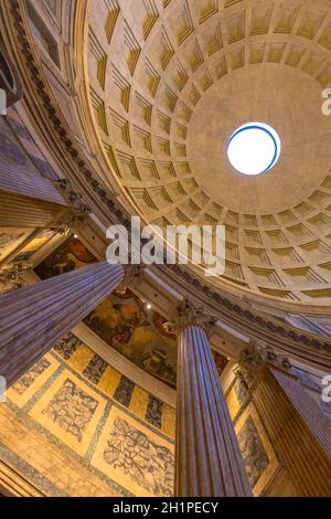 ROMA, ITALIA - CIRCA AGOSTO 2020: Tempio Pantheon interno. Particolare della cupola. Foto Stock