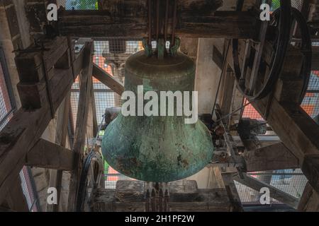Vista dall'alto sulla grande e massiccia campana in bronzo ornata coperta di patina nel campanile o il campanile della chiesa di San Donata nel centro storico di Zara, Croazia Foto Stock