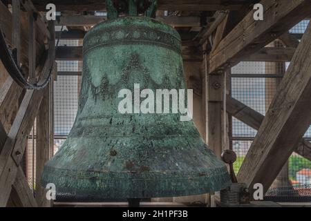 Grande e massiccio bronzo ornato campana coperta in patina in campanile o campanile della chiesa di San Donata nel centro storico di Zara, Croazia Foto Stock