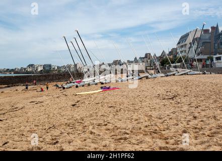 Saint Malo, Francia - 16 Settembre 2018: yacht di sabbia sulla spiaggia di Saint Malo. Brittany, Francia Foto Stock