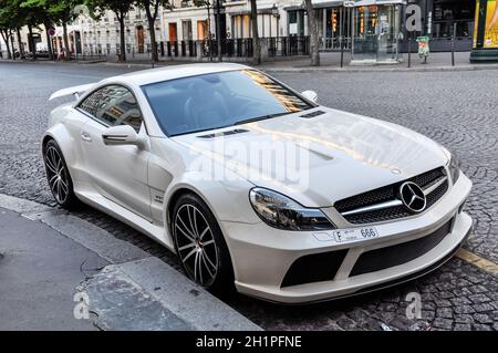 PARIGI, FRANCIA - CIRCA LUGLIO 2009: Una Mercedes SL 65 AMG Black Series bianca parcheggiata su Avenue George V. Foto Stock