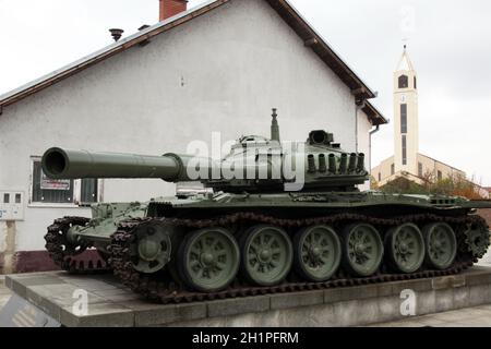 Serbatoio pesante T-80 a Vukovar, Croazia - residue dopo la guerra civile Foto Stock