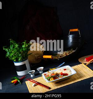 pollo fritto dolce e affoltito con verdure Foto Stock