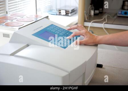 Laboratorio medico. Test di nuovi medicinali. Ricerca nel settore della biotecnologia. Armi biologiche. Foto Stock