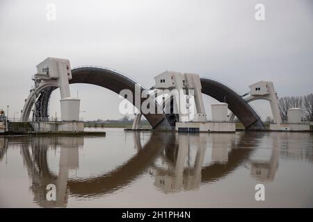 Weir nel fiume Reno vicino Amerongen nei Paesi Bassi Foto Stock