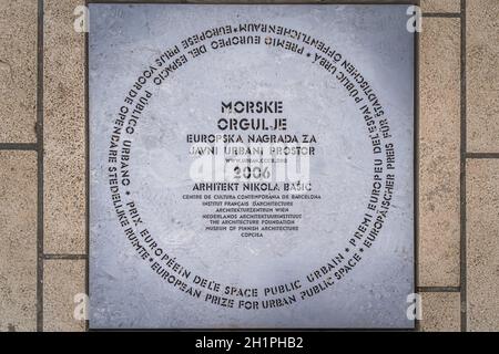 Zadar, Croazia, luglio 2019 organo marino, Morske orgulje, una piastrella metallica con lettere curve Foto Stock