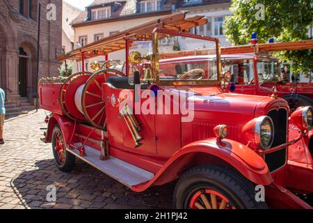 Neckargemuend, Germania: 16 luglio 2018: Mostra di vecchi motori storici antincendio sul mercato di Neckargemünd, una piccola città nel sud della Germania Foto Stock