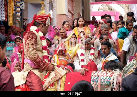 Il giovane sposo su un cavallo conduce la festa di nozze alla casa della sposa in Pushkar, Rajasthan, India Foto Stock