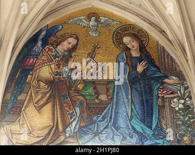 Mosaico dell'Annunciazione dal portale principale della chiesa di Maria am Gestade a Vienna Foto Stock