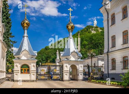 Svyatogorsk, Ucraina 07.16.2020. L'ingresso principale al territorio della Svyatogorsk Lavra in Ucraina, in una soleggiata mattina estiva Foto Stock
