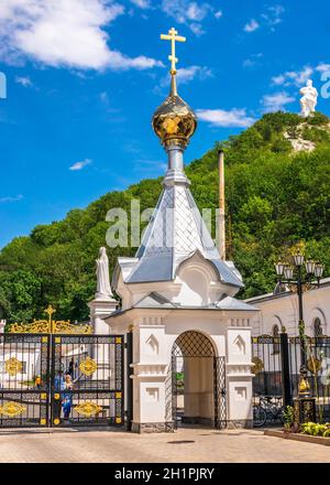Svyatogorsk, Ucraina 07.16.2020. L'ingresso principale al territorio della Svyatogorsk Lavra in Ucraina, in una soleggiata mattina estiva Foto Stock