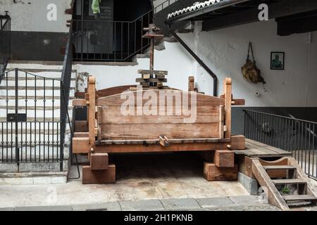 Funchal, Madeira, Portogallo - 12 settembre 2016: Vecchia pressa del vino di legno. Il museo - stoccaggio di costoso vino d'annata Madera. Foto Stock