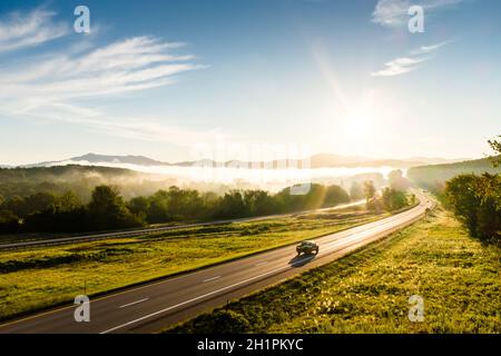 Auto che percorrono l'Interstate 89 a Williston, Vermont, USA, subito dopo un'alba di settembre. Foto Stock