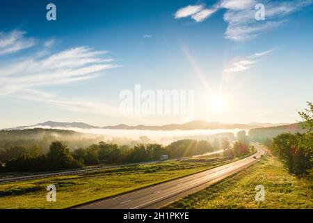 Auto che percorrono l'Interstate 89 a Williston, Vermont, USA, subito dopo un'alba di settembre. Foto Stock