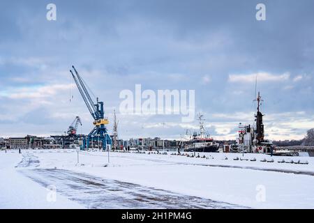 Tempo in inverno il porto della città di Rostock, Germania. Foto Stock