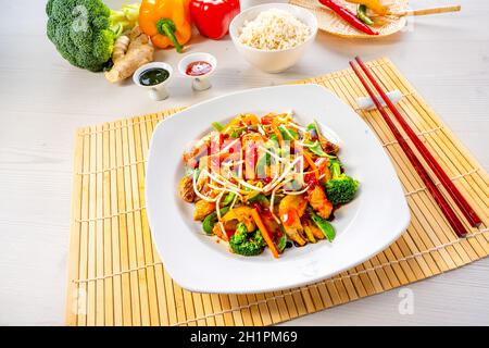 pollo dolce e salato con riso e verdure Foto Stock