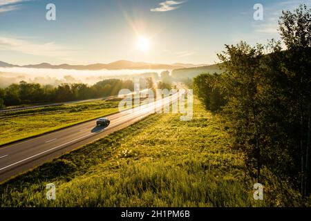 Auto che percorrono l'Interstate 89 a Williston, Vermont, USA, subito dopo un'alba di settembre. Foto Stock