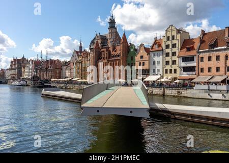 Gdansk, Polonia - 6 settembre 2020: Il ponte rotante di San Spirito all'isola Granaria sul fiume Motława Foto Stock