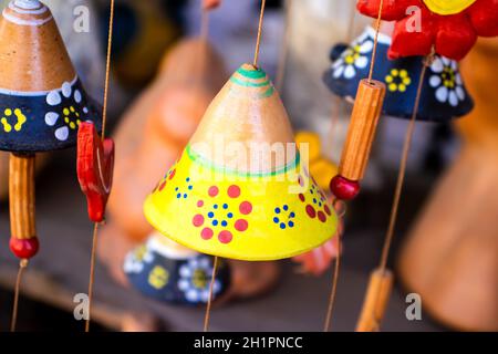 Bei chimes di vento fatti a mano fatti di creta al piccolo Città di Raquira conosciuta anche come la Città dei Pots In Colombia Foto Stock