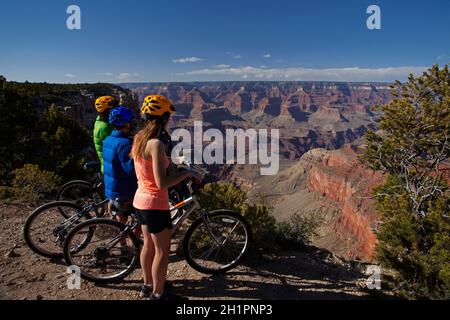 Ciclisti sul South Rim Trail, e Grand Canyon, Grand Canyon National Park, Arizona, USA (modello rilasciato) Foto Stock