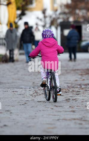 Erholung im Freien im Salzkammergut während des lockdown in Österreich (Europa) - attività ricreative all'aperto nel Salzkammergut durante il blocco ad Aust Foto Stock