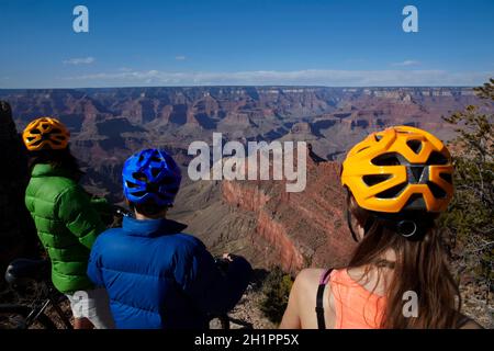 Ciclisti sul South Rim Trail, e Grand Canyon, Grand Canyon National Park, Arizona, USA (modello rilasciato) Foto Stock