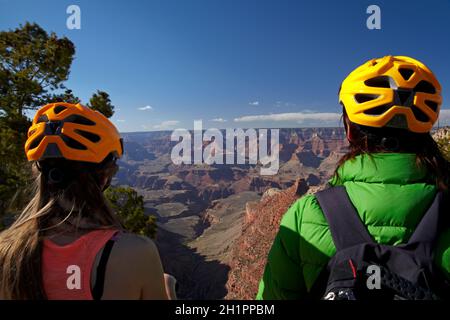 Ciclisti sul South Rim Trail, e Grand Canyon, Grand Canyon National Park, Arizona, USA (modello rilasciato) Foto Stock