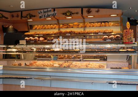 Panetteria moderna con diversi tipi di pane, torte e panini a Rosenberg, Germania Foto Stock