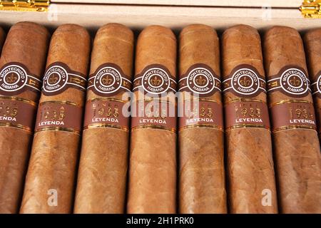 Santa Clara, Cuba - 19 Marzo 2019: una chiusura di Montecristo sigari cubani, Linea 1935 Leyenda Foto Stock