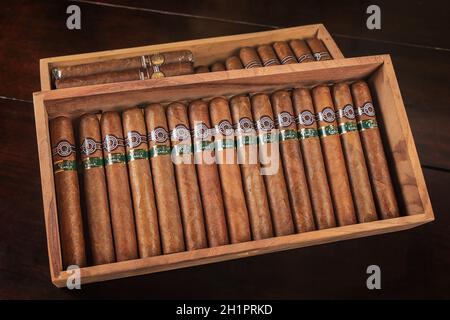 Due box con Open Eagle Montecristo sigari cubani interno con etichetta rossa Foto Stock