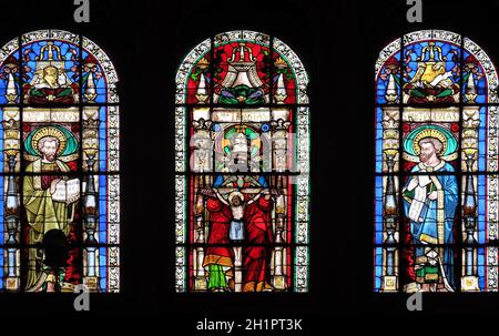 Santissima Trinità tra i Santi Marco e Luca, vetrata nella chiesa di Saint-Eustache a Parigi, Francia Foto Stock