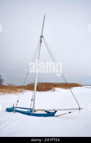 Festgeforenes und eingeschneites Segelboot am Saaler Bodden, Fischland-Darß Foto Stock