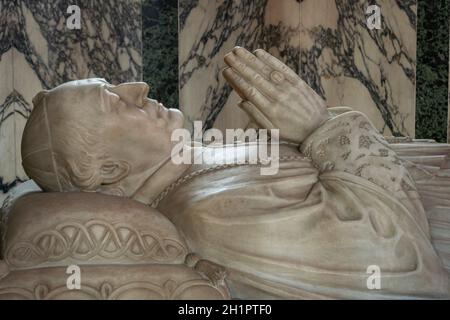 Particolare della tomba del Cardinale Herbert Vaughan, Cattedrale di Westminster nella città di Londra, Regno Unito Foto Stock