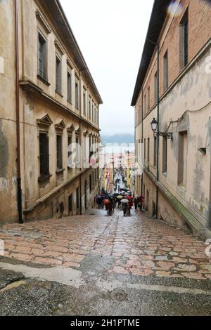 I turisti saliscono le scale in strada, Portoferraio, Italia Foto Stock