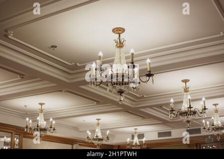 Soffitto a cassettoni con classici lampadari di cristallo all'interno Foto Stock