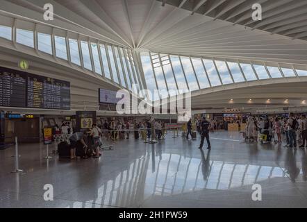 Terminal passeggeri all'aeroporto di Bilbao, progettato da Santiago Calatrava, Spagna Foto Stock