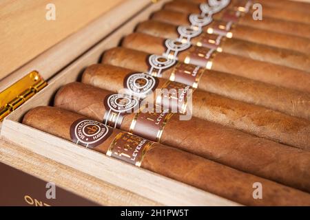 Santa Clara, Cuba - 19 Marzo 2019: una chiusura di Montecristo sigari cubani, Linea 1935 Leyenda Foto Stock