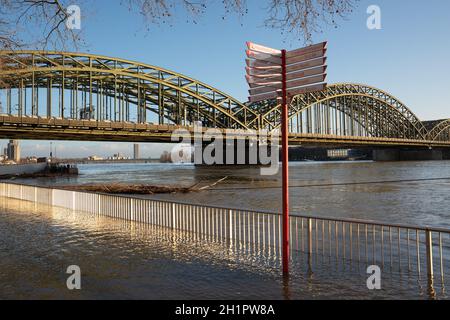 COLONIA, GERMANIA - 4 FEBBRAIO 2021: Acque alte sul fiume Reno a Colonia il 4 febbraio 2021 in Germania Foto Stock