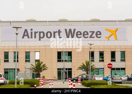 WEEZE, NRW, GERMANIA - 10 SETTEMBRE 2018: Area d'ingresso dell'aeroporto regionale Weeze fotografata dal parcheggio Foto Stock