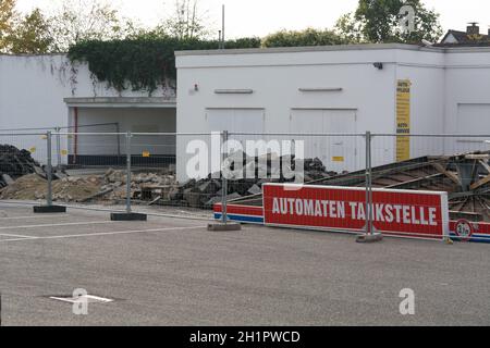 HEILIGENHAUS, NRW, GERMANIA - 19 OTTOBRE 2018: Demolizione della stazione di servizio di Heiligenhaus, dietro il supermercato Real Foto Stock