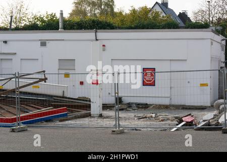 HEILIGENHAUS, NRW, GERMANIA - 19 OTTOBRE 2018: Demolizione della stazione di servizio di Heiligenhaus, dietro il supermercato Real Foto Stock