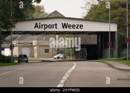 WEEZE, NRW, GERMANIA - 10 SETTEMBRE 2018: Accesso militare all'aeroporto di Weeze con vecchi edifici di caserma Foto Stock