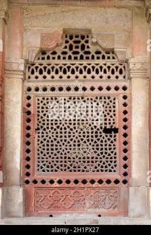 Finestra in marmo intagliato alla Tomba di Isa Khan. Humayun's Tomba complesso, Delhi, India. Foto Stock